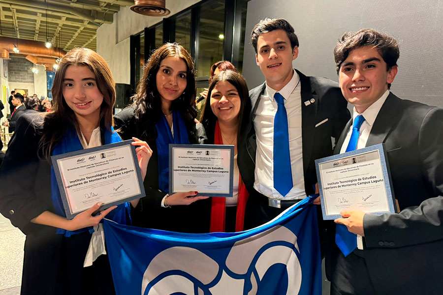 Equipo del IMEF Universitario del Tec de Monterrey campus Laguna posa con su diploma de ganadores del torneo nacional de debate