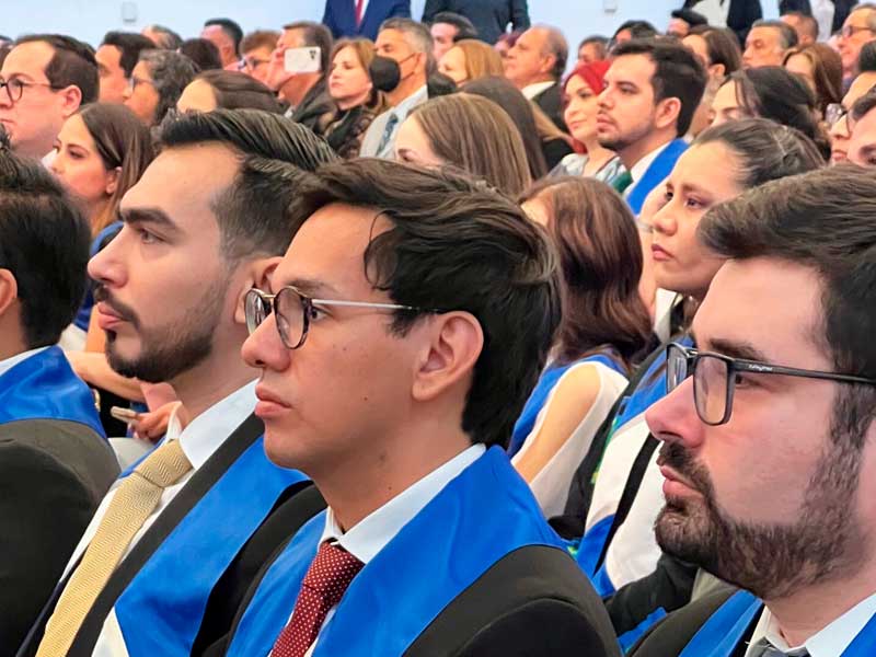 Foto de los residentes que se graduaron de las Altas Especialidades de la Escuela de Medicina y Ciencias de la Salud.