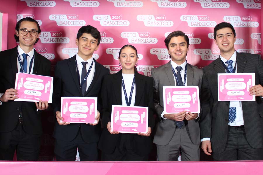 Estudiantes de Economía del Tec campus Estado de México con su reconocimiento de mención honorífica en el Reto BANXICO 2024.