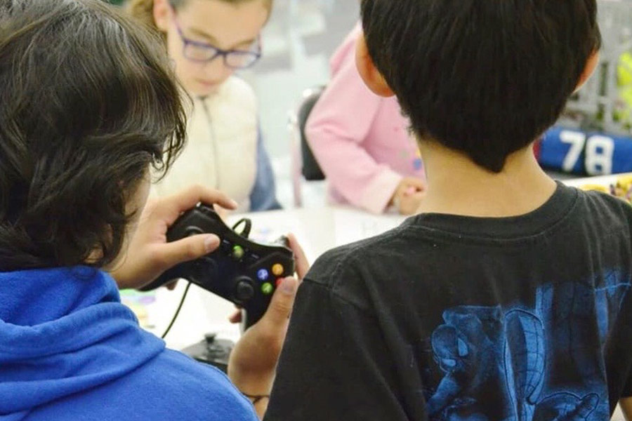 Niños jugando con uno de los modelos de RetoMex. 