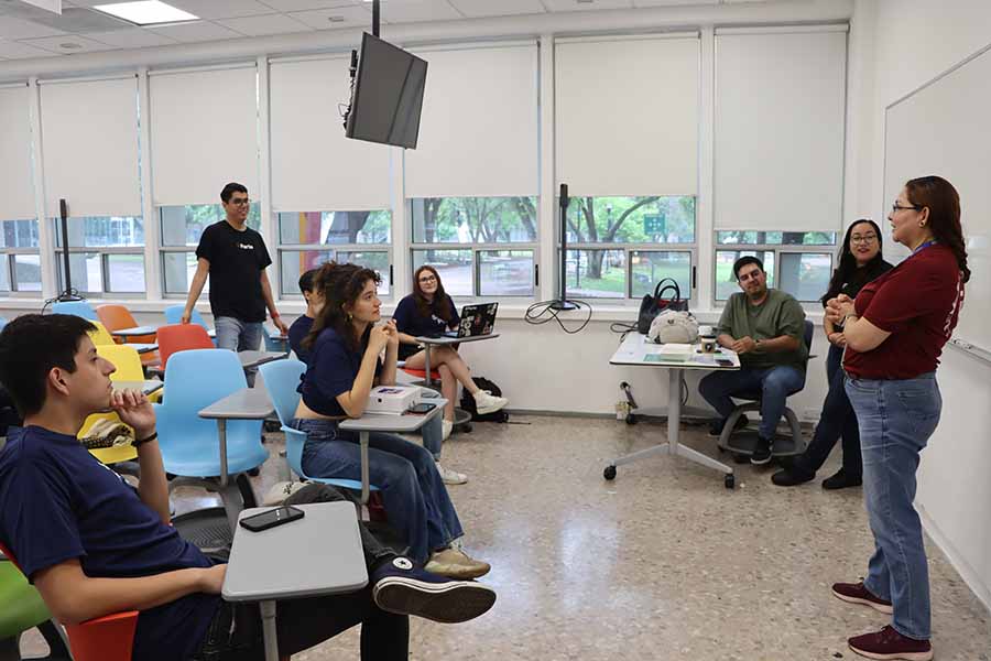 Sesión de bienvenida a peers en el campus Monterrey.