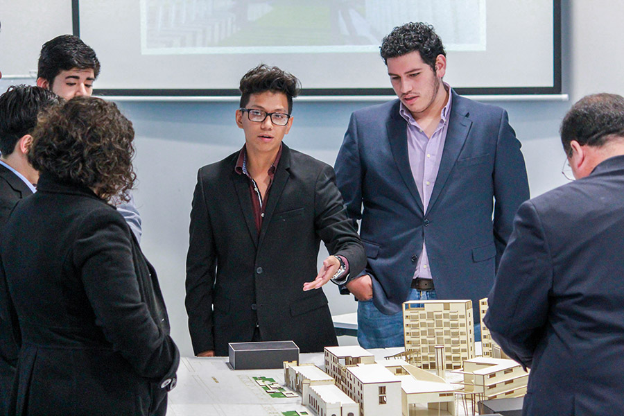 Los alumnos en la presentación del proyecto ante autoridades del municipio de Veracruz