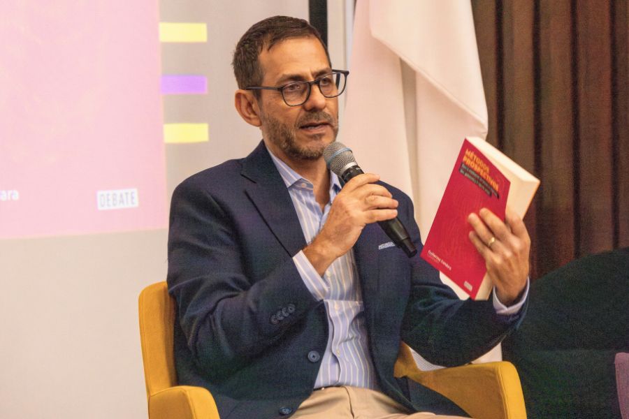 Guillermo Gándara en presentación de libro