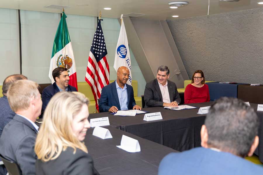 Directivos y profesores de ambas instituciones estuvieron presentes durante la firma del acuerdo.