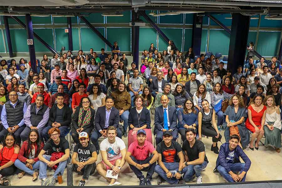 Jacobson y la comunidad estudiantil que se dió cita en su evento