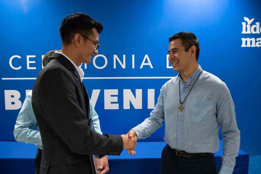 Roberto en ceremonia de reconocimiento de Líderes del Mañana