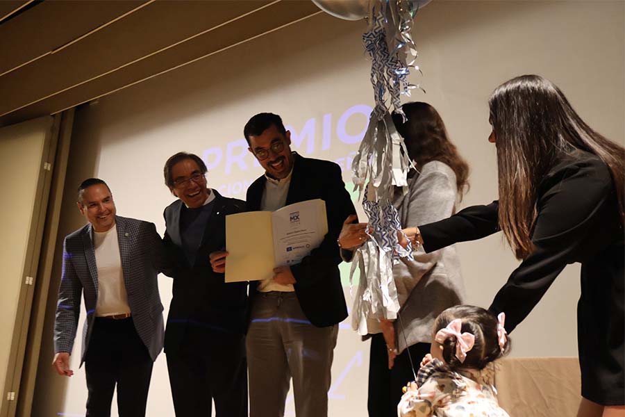 Roberto Íñiguez recibe Premio Nacional de Diseño en el Museo Franz Mayer