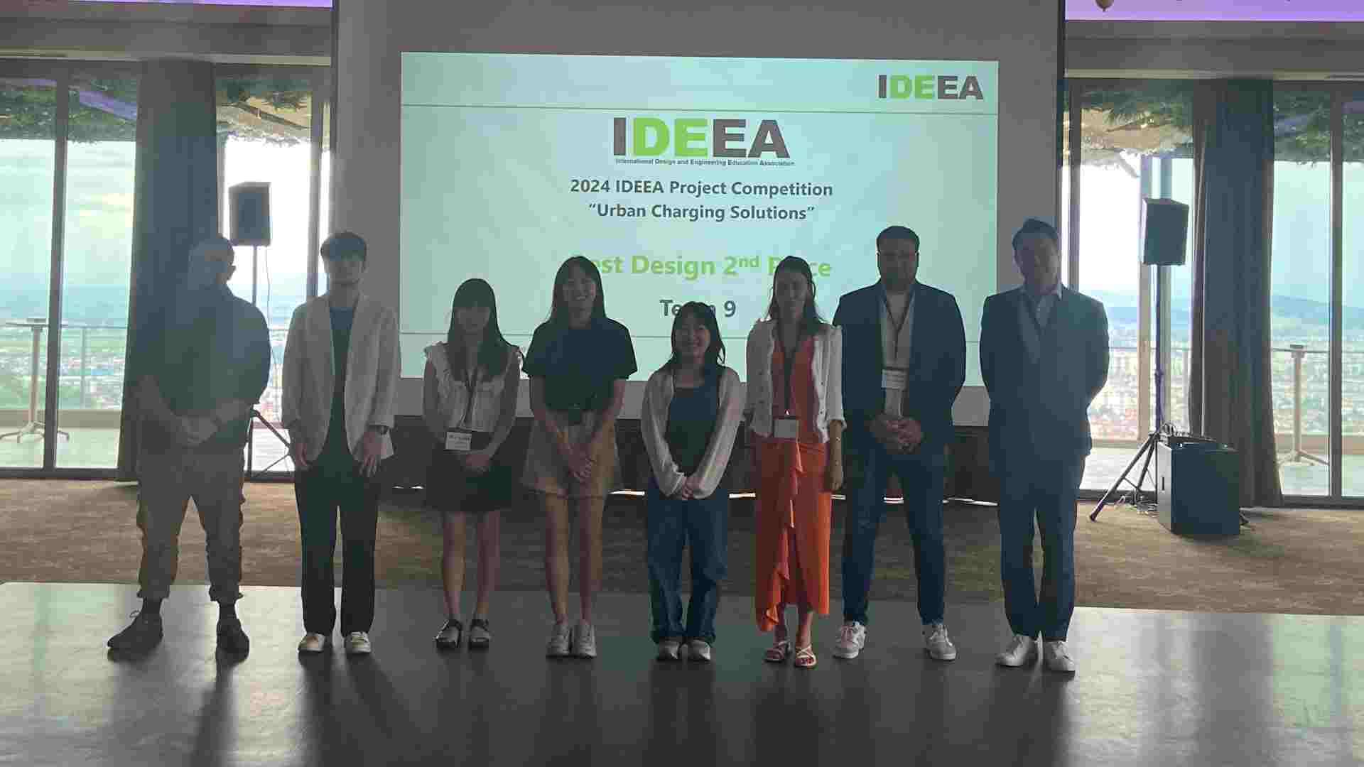 Roberto Mora asesora al equipo ganador del International Design and Engineering Education Association