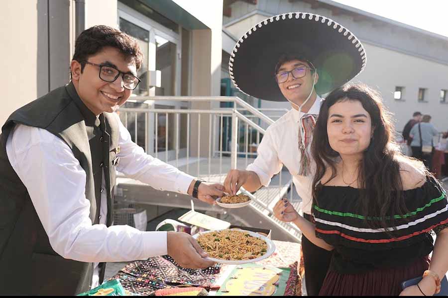 Los estudiantes de PrepaTec Monterrey Roberto Pérez y Alma Muñiz en la Olimpiada Mundial de Alemán celebrada en Gotinga.