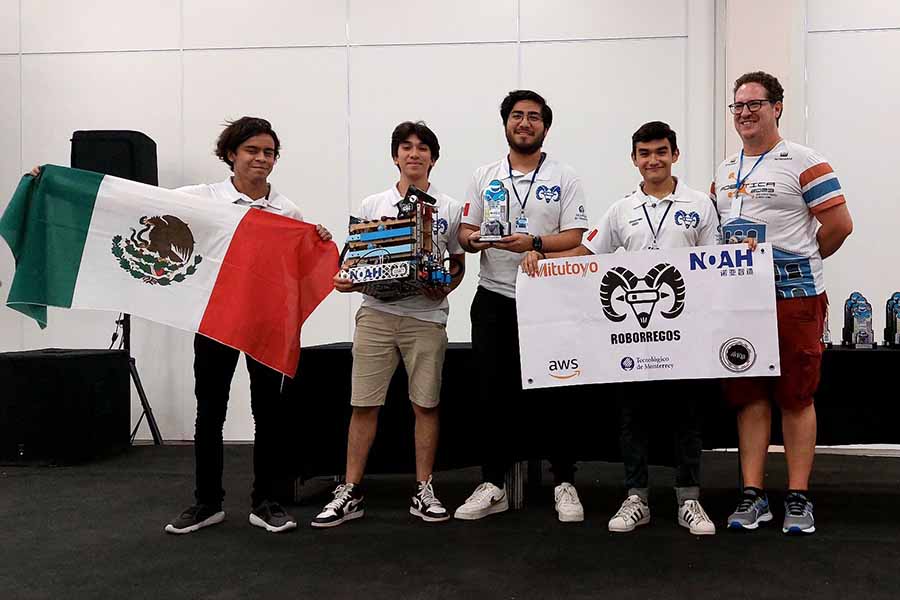 Equipo de RoBorregos en la ceremonia de premiación del torneo LARC Open celebrado en Brasil.