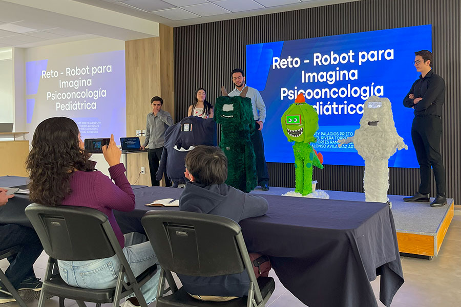 Estudiantes y sus robots en la presentación final