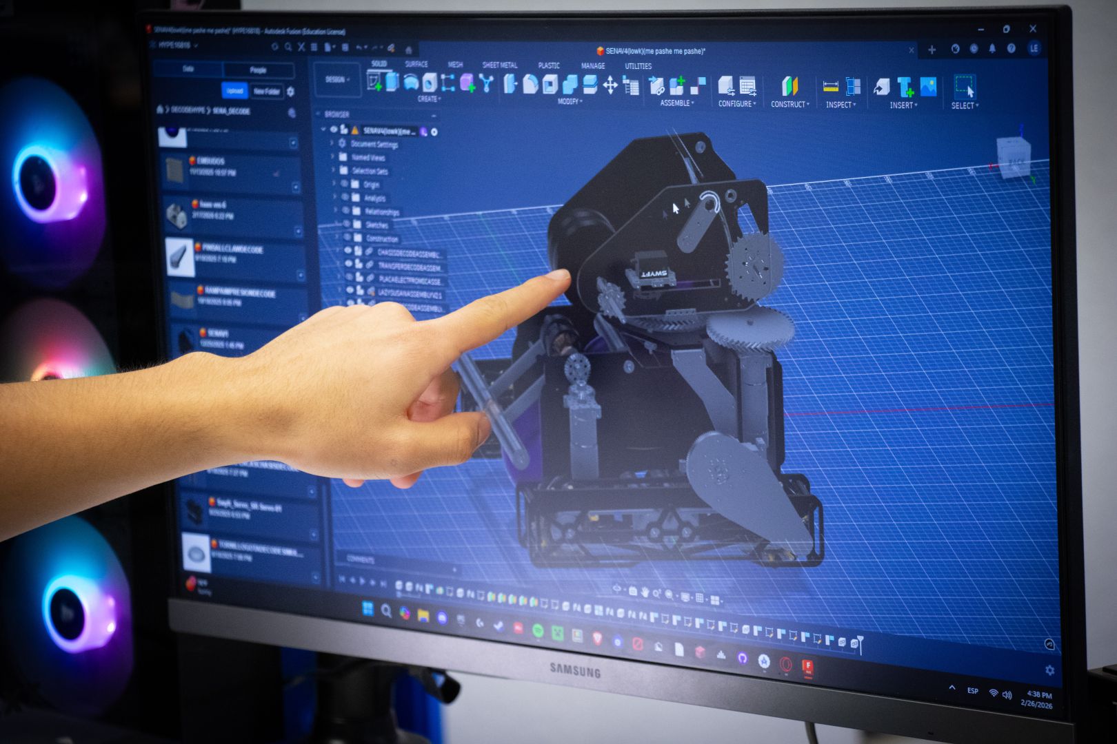 Primer plano del robot "Sena", dise&ntilde;ado por estudiantes del Tec CCM, destacando su sistema modular para la competencia FIRST.