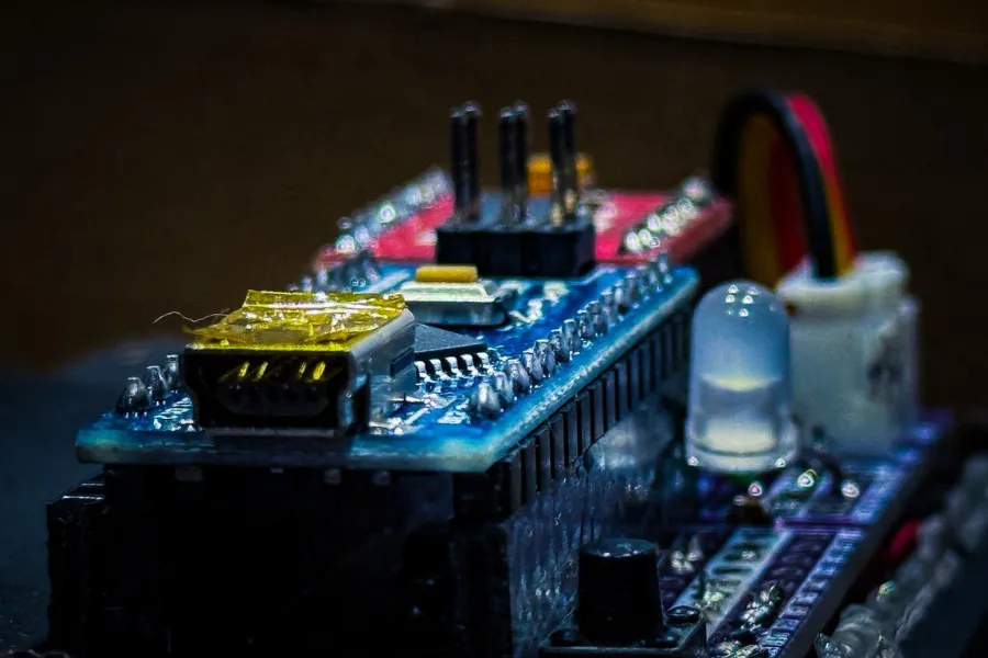 Robot sumo aut&oacute;nomo dise&ntilde;ado por el equipo Creatronics MX para la competencia Minisumo Auto PRO.