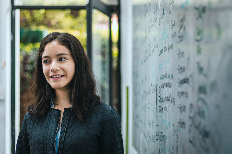 Alejandra, integrante de Asimov, busca ser ejemplo para las mujeres