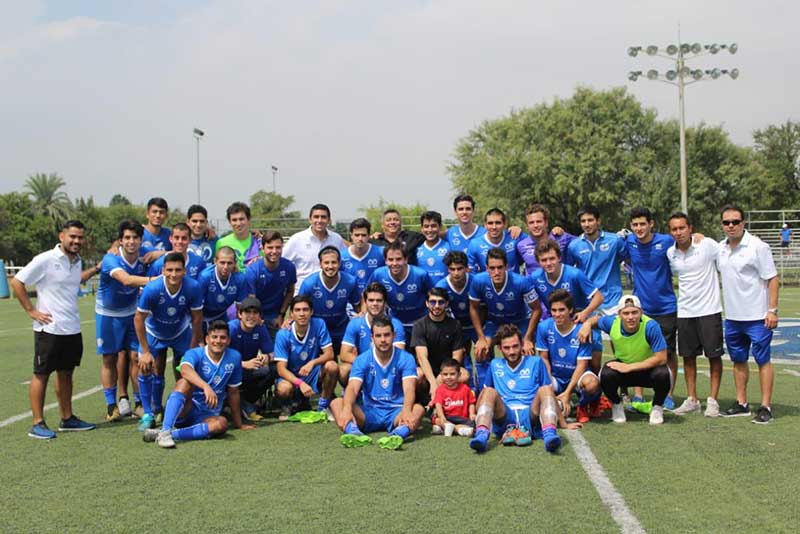 Rodolgo González y equipo de futbol