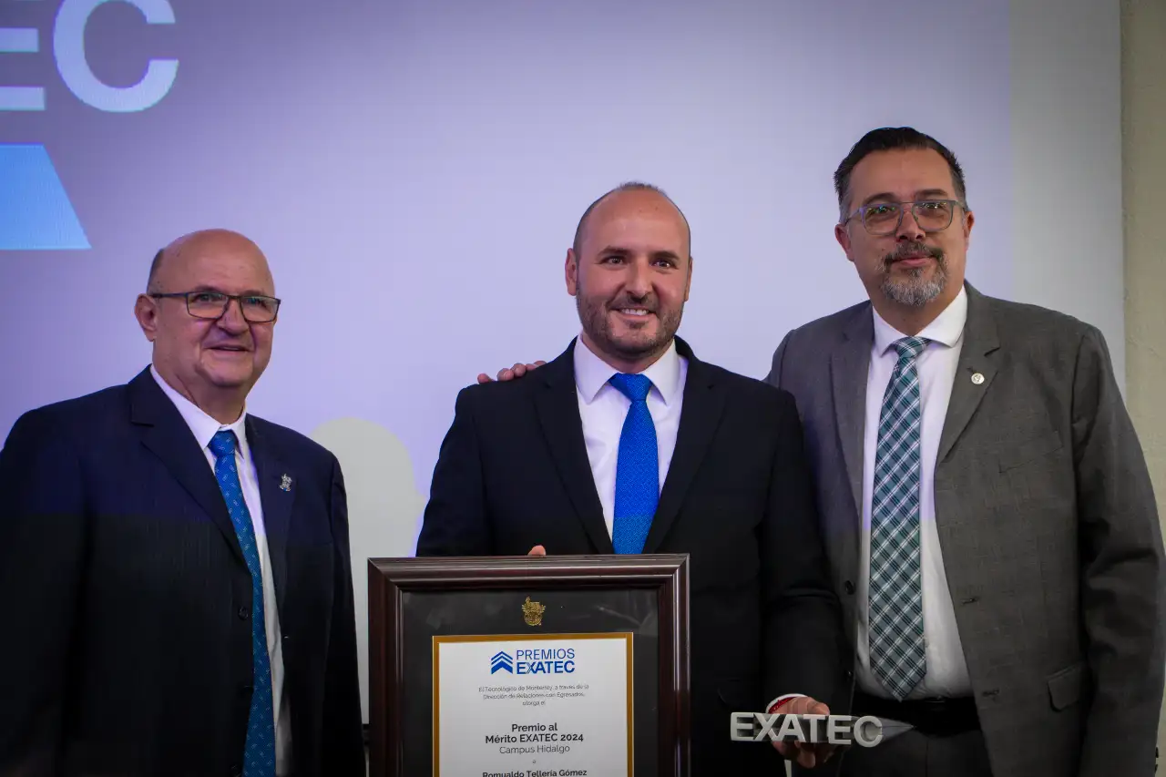 Ingeniero Romualdo Tellería junto a su padre y el director de campus Hidalgo, Octavio Díaz 