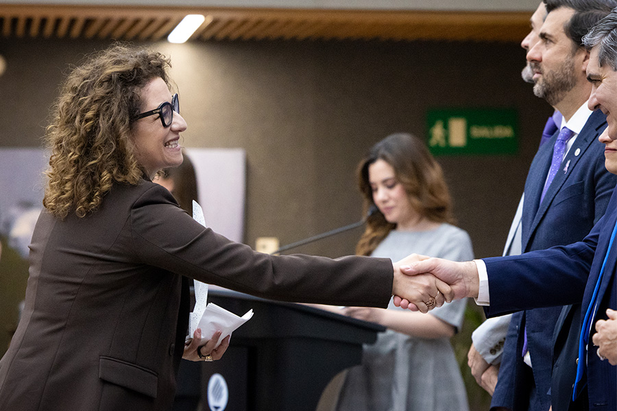 Rosanna Bonasia recibiendo el Premio Mujer Tec 2026 en la categor&iacute;a de medio ambiente.
