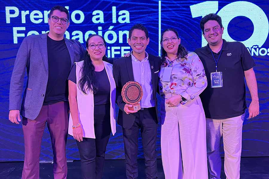 Antonio Rowland junto a compañeros mentores en la ceremonia del Premio a la Formación LiFE.