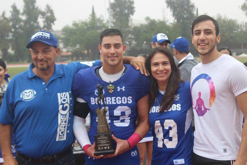 Rubén Cueva junto a su familia con el Premio Cunano Valdez