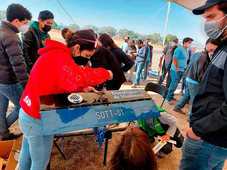 Alumnos del Tec Guadalajara crearon aeronave para competencia SAE de radio control.