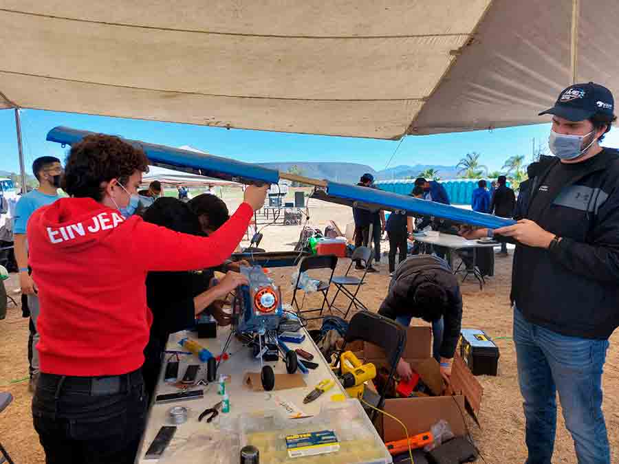 Alumnos del Tec Guadalajara crearon aeronave para competencia SAE de radio control.