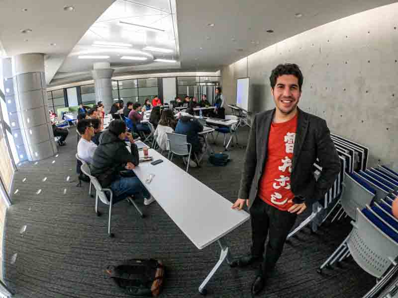 Sajjad Keshtkar con alumnos en Japón