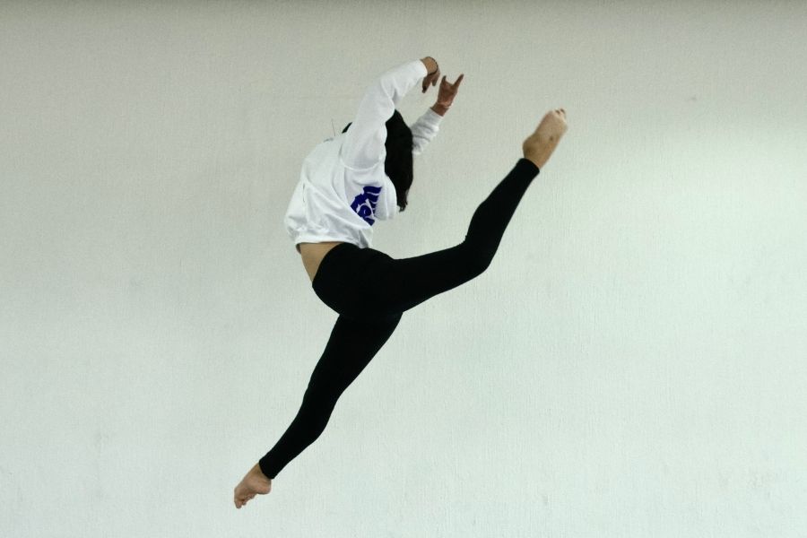 Arely realizando un salto.