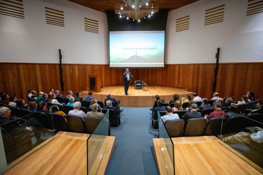 Salvador Alva, expresidente del Tec, presentó en EGADE Business School su libro Lo que un líder no debe delegar. Foto: Amirhossein Hosseini.