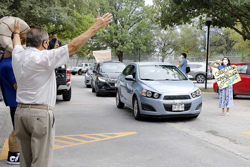 Salvador Alva saludando a participantes de la caravana en su honor