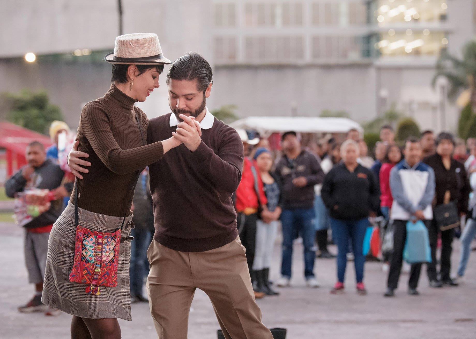 Samira Hosseini bailando tango ante otras personas