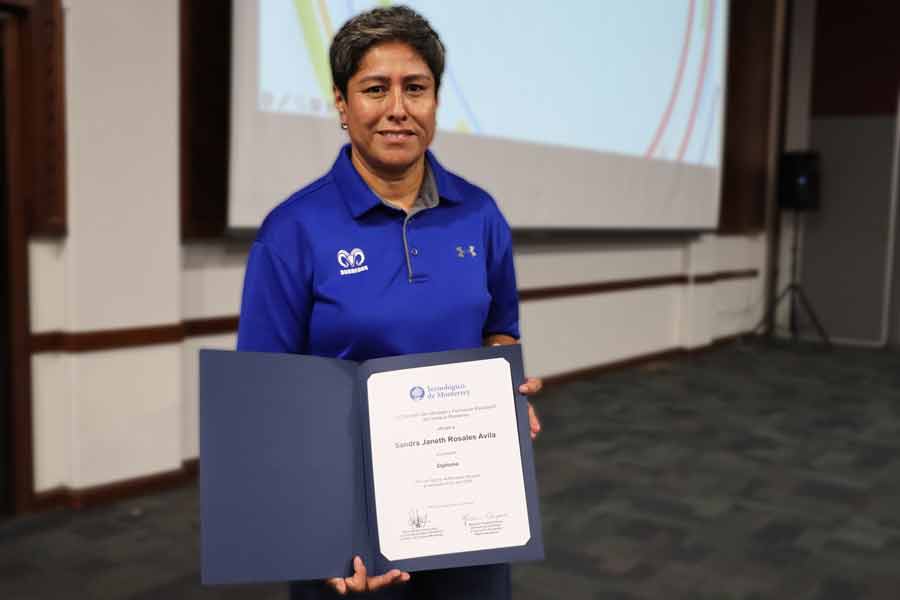 La coach Sandra Rosales posa con su diploma obtenido en la bienvenida a formadores LiFE.