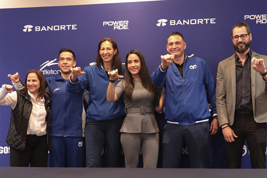 nuevos entrenadores del equipo representativo de básquetbol del campus Santa Fe