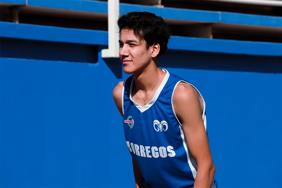 Santiago Andrés Carrillo Gómez entrenando atletismo para alcanzar nuevas metas, después de su primera carrera de 5 kilómetros y con el apoyo de su entrenador.