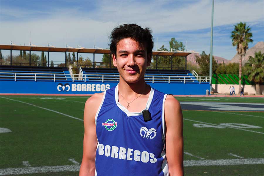 Santiago Andrés Carrillo Gómez dedicándose al atletismo con disciplina y paciencia, buscando mejorar sus habilidades y alcanzar nuevos logros deportivos.