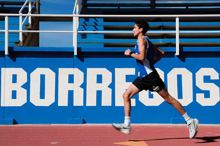 Santiago Andrés Carrillo Gómez, alumno de PrepaTec Chihuahua, dejando el basquetbol para comenzar su camino en el atletismo con una carrera de 5 kilómetros.