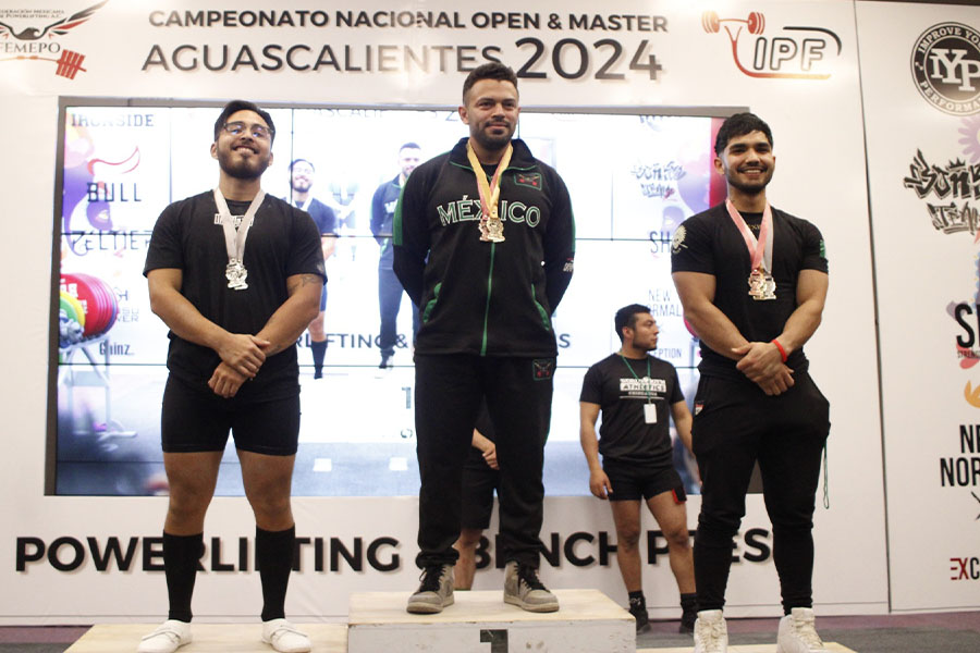 Gabriel Jiménez en la cima del podio del Nacional Open y Master de Powerlifting.