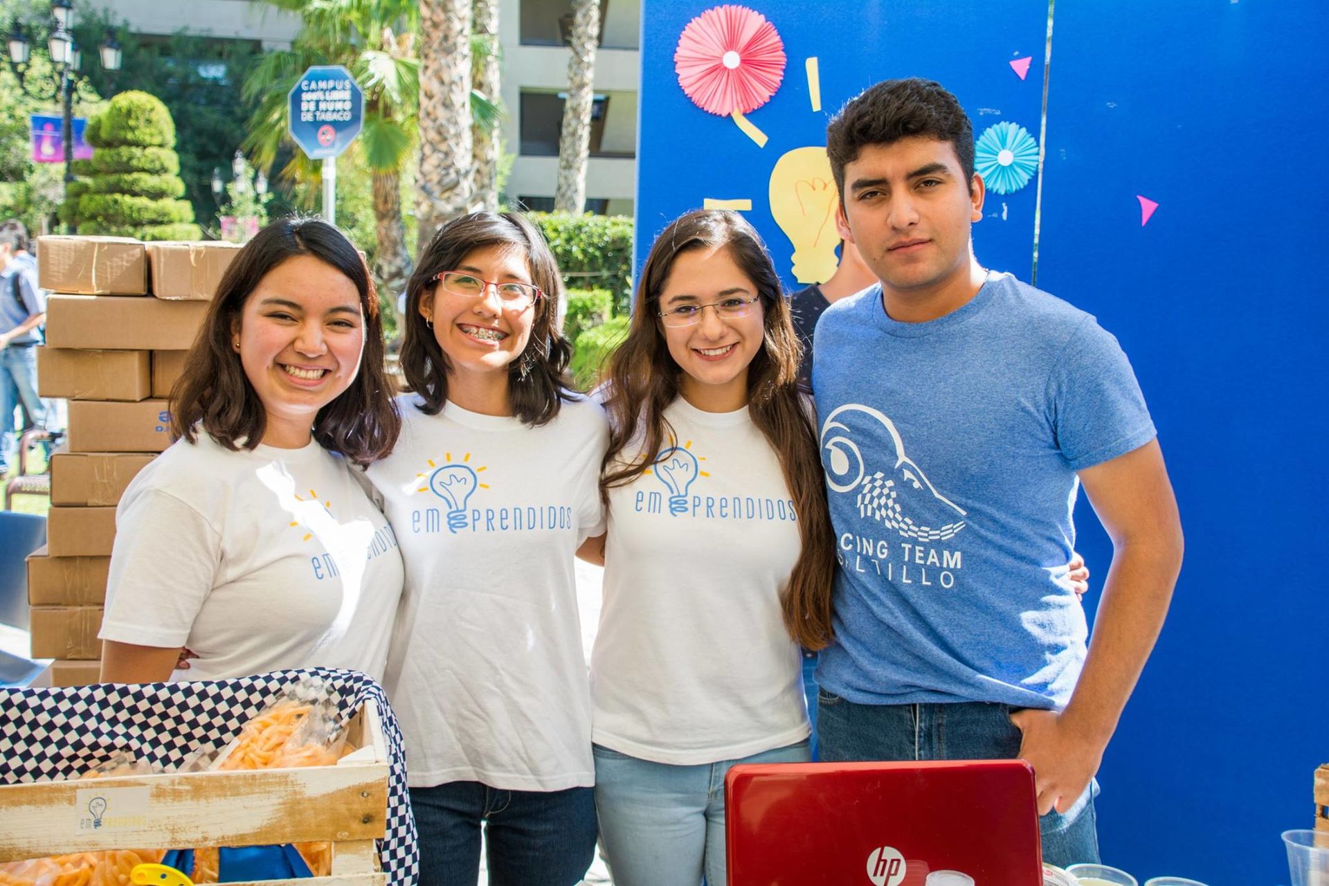 Grupo de amigos abrazados