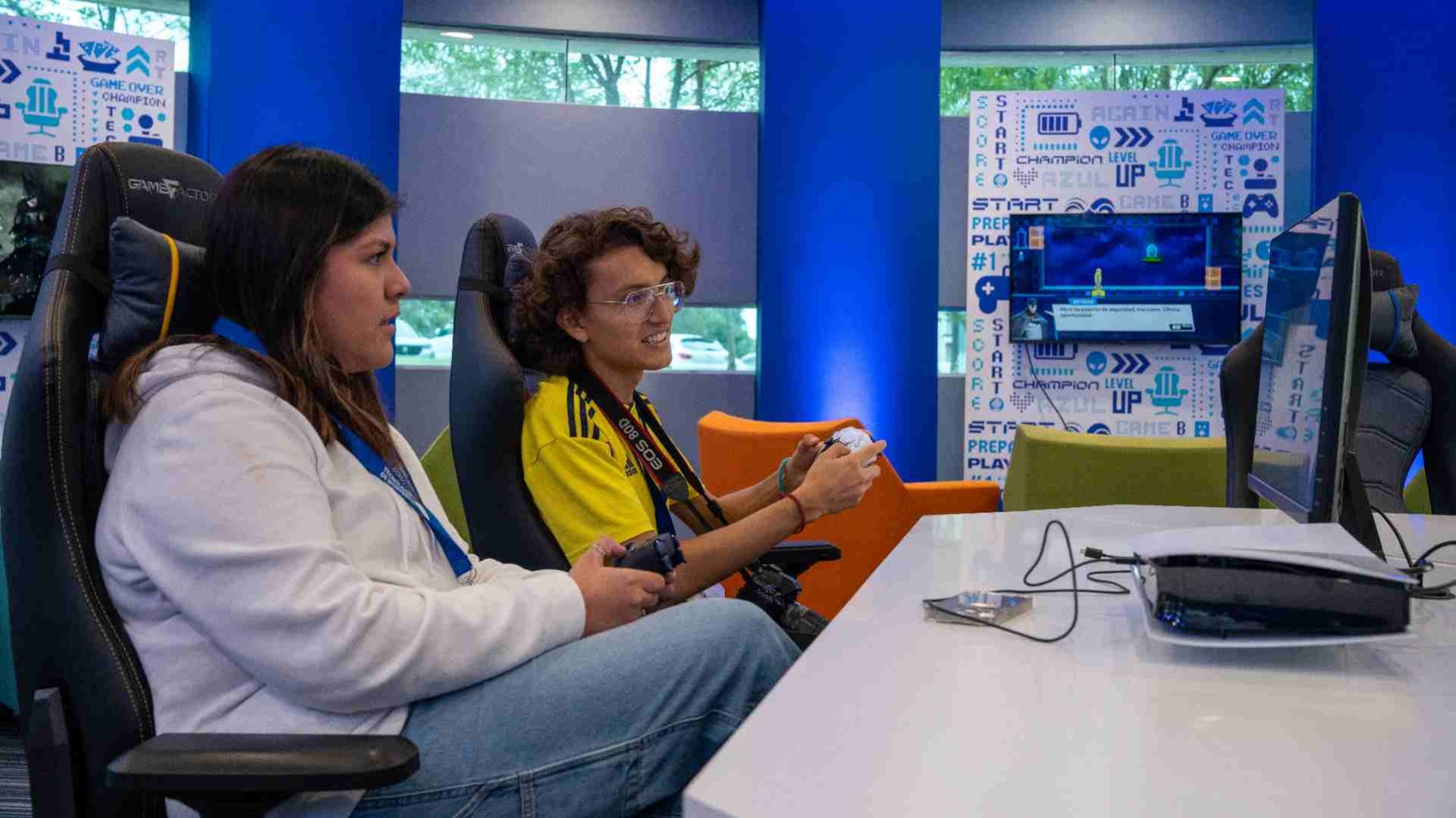 Comunidad Tec disfrutando de la nueva Zona Gamer en PrepaTec Puebla