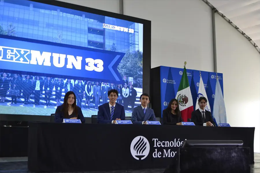 Secretariado de MEXMUN 33 coordinando actividades con delegados durante el evento.