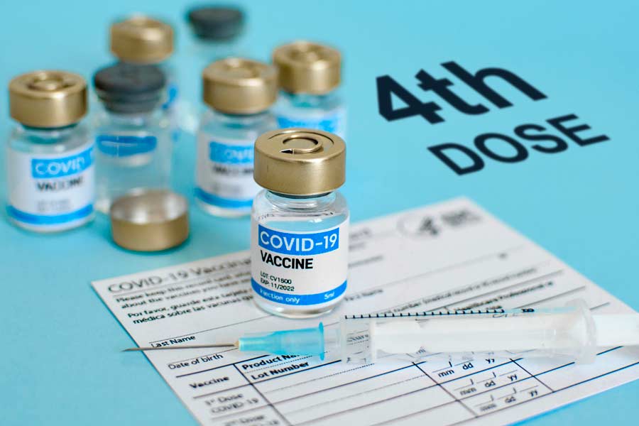 Personas que recibieron un esquema inicial de 2 dosis de vacuna vs COVID irían por su 4 aplicación.