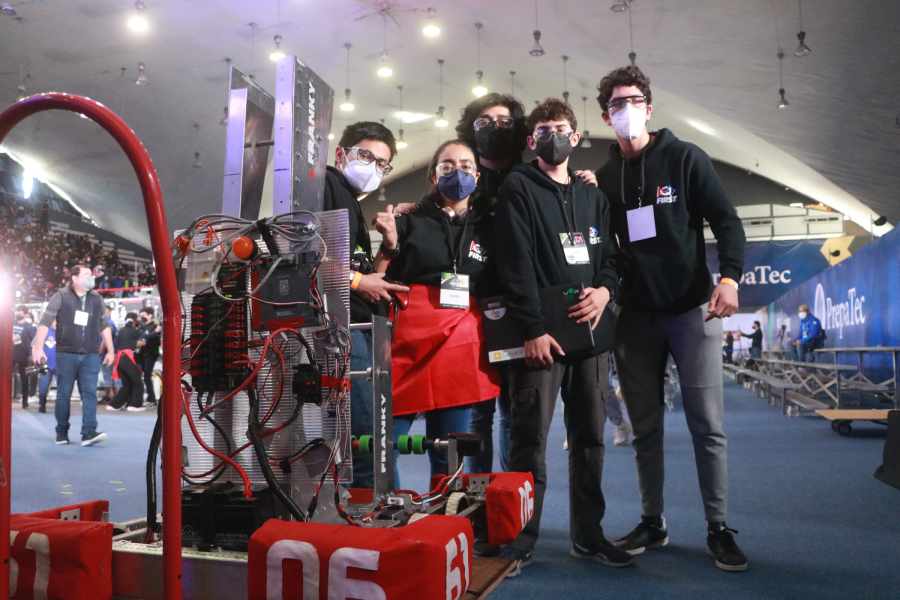 Sergio junto a varios miembros del equipo de TecGear en Monterrey.