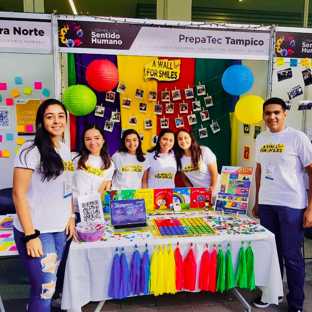 Sergio Sánchez en el evento Líderes Con Sentido Humano presentando su proyecto "A Wall For Smiles"