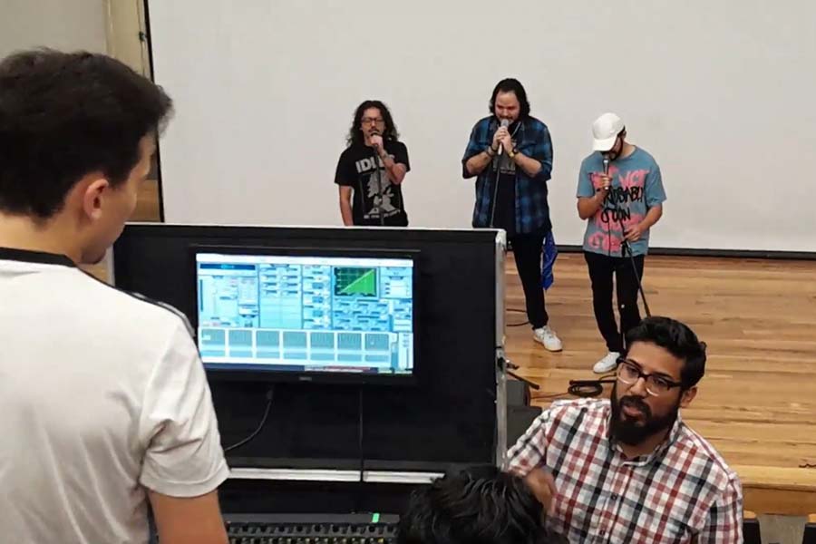 Sergio Gonz&aacute;lez, director asociado del Departamento de Medios y Cultural Digital, con estudiantes del campus Monterrey.