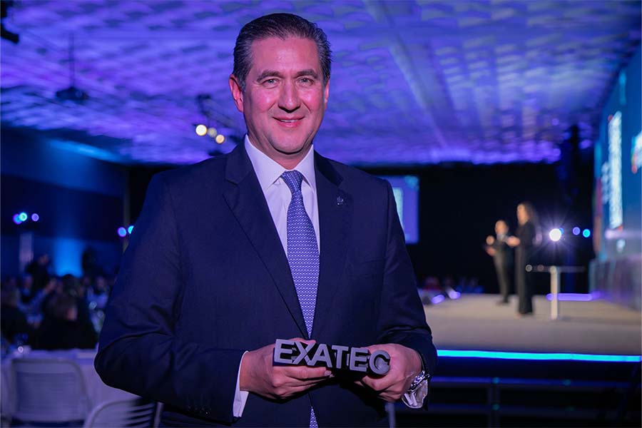 Sergio Villalón, durante la entrega de su premio en el Tec de Monterrey