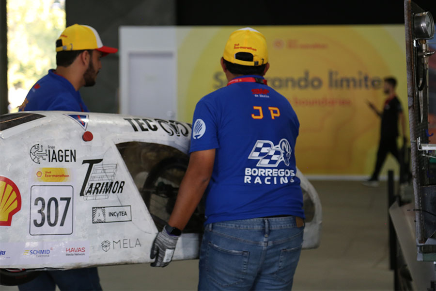 El equipo trasladando el auto