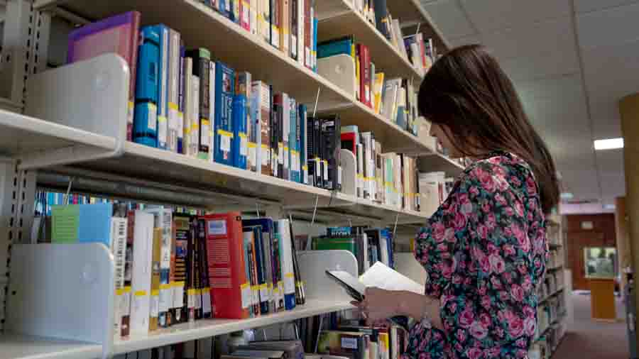 Silvia leyendo un libro