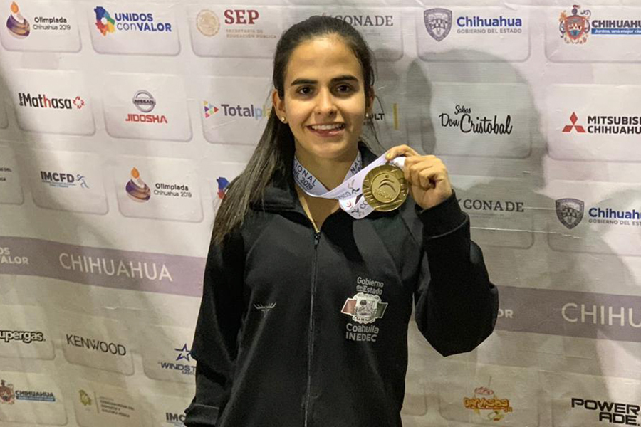 Silvia De La Peña con su medalla de oro