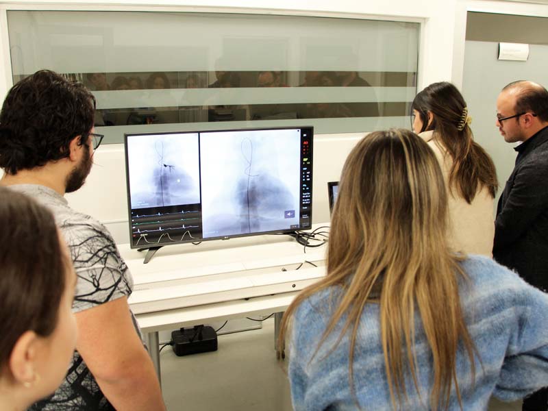 Los estudiantes realizaron simulaciones de procedimientos cardiovasculares de alto nivel.