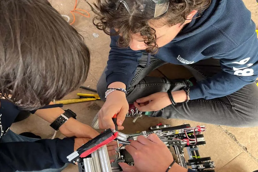 sinavolt creando robot con el que ganaron el inspire award