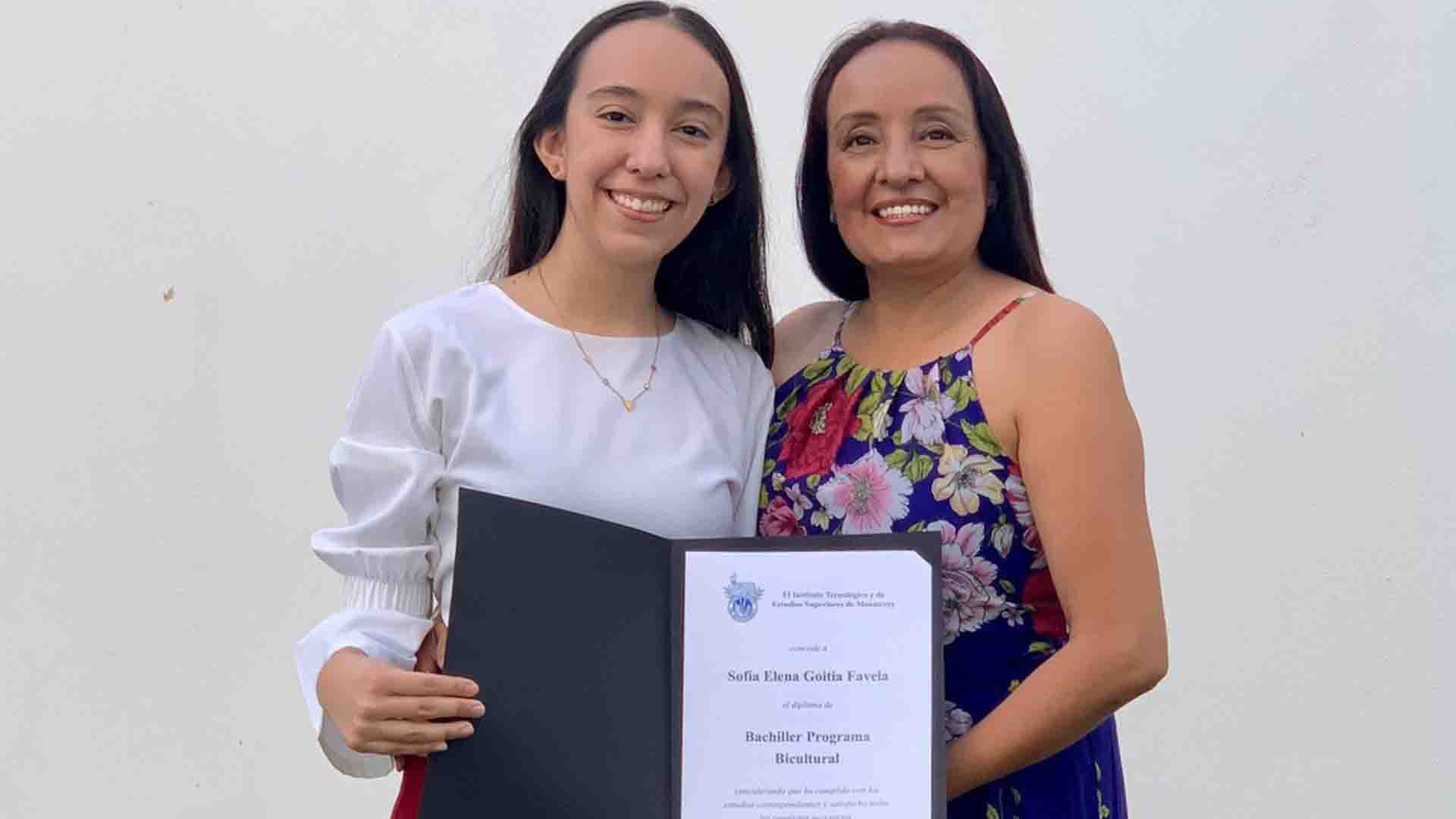 Sofía Goitia, con su diploma de PrepaTec 